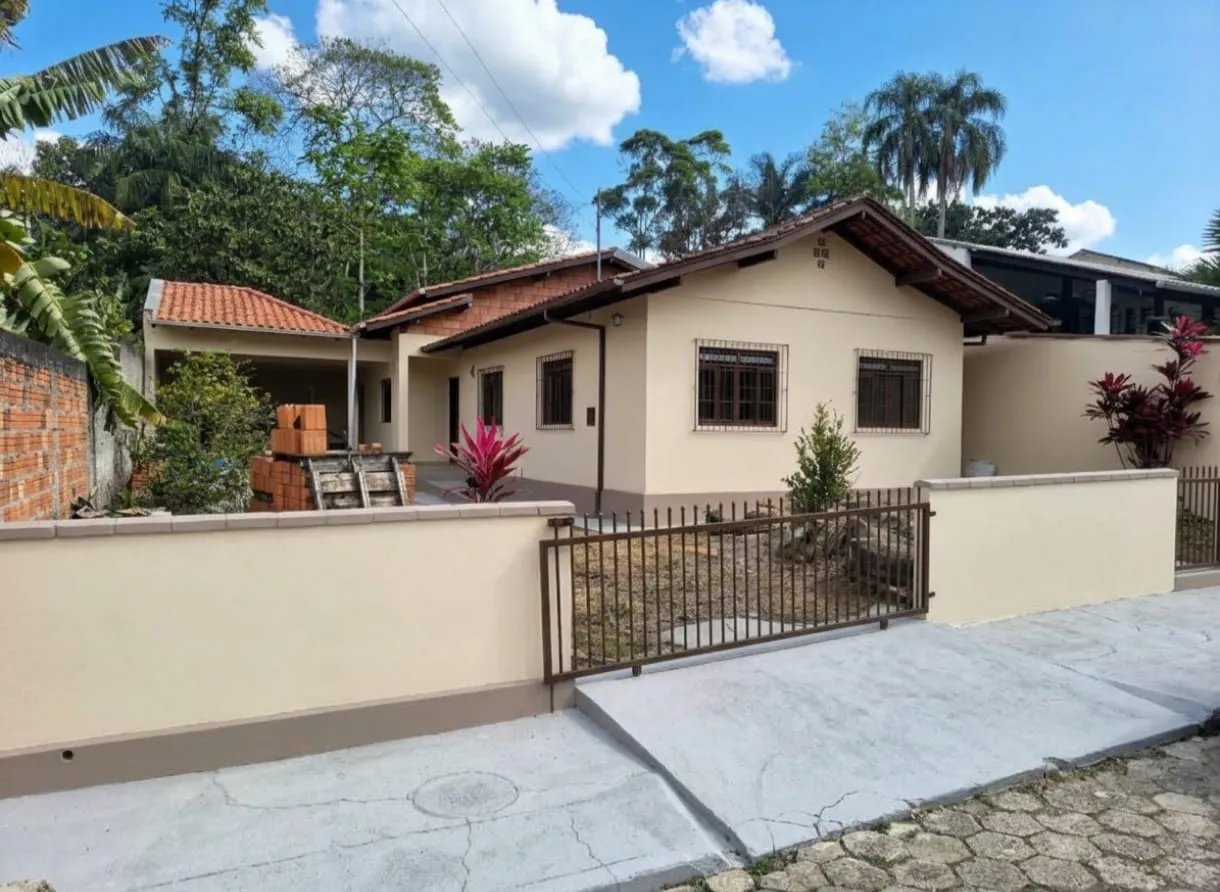 Foto de Casa à venda com 3 quartos, sendo 1 suíte, 2 vagas, 170m² no Progresso, Blumenau